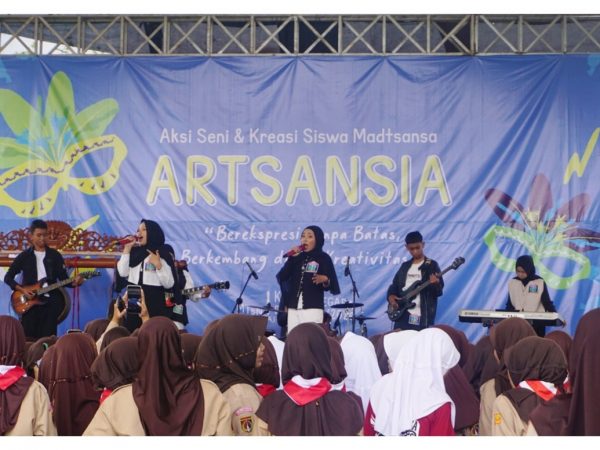 Band Siswa Kelas IX Unjuk Bakat dan Kreativitas di Panggung Seni