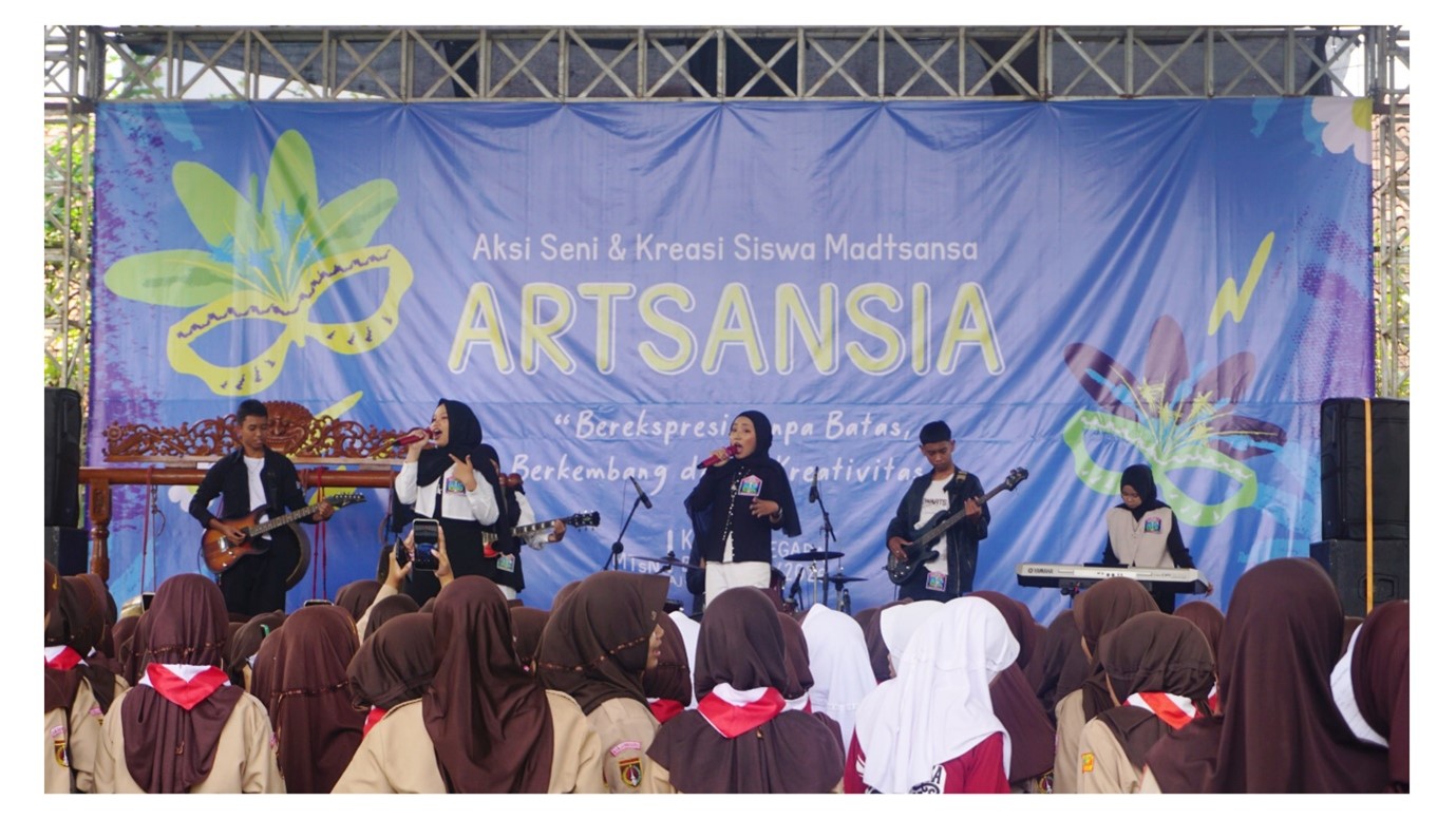 Band Siswa Kelas IX Unjuk Bakat dan Kreativitas di Panggung Seni