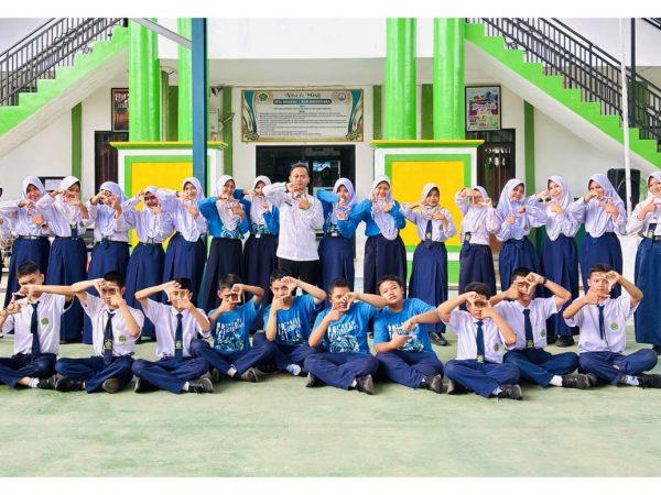 Eksktrakurikuler FOSI MTs Negeri 1 Banjarnegara Dalami Penggunaan Kamera Mirrorless