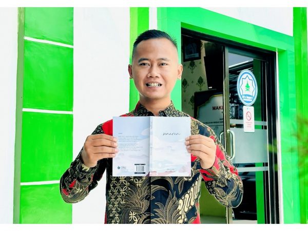 Fitriyanto Terbitkan Buku Puisi Solo ke-8 “Sinaran”, Bukti Konsistensi Literasi di MTsN 1 Banjarnegara