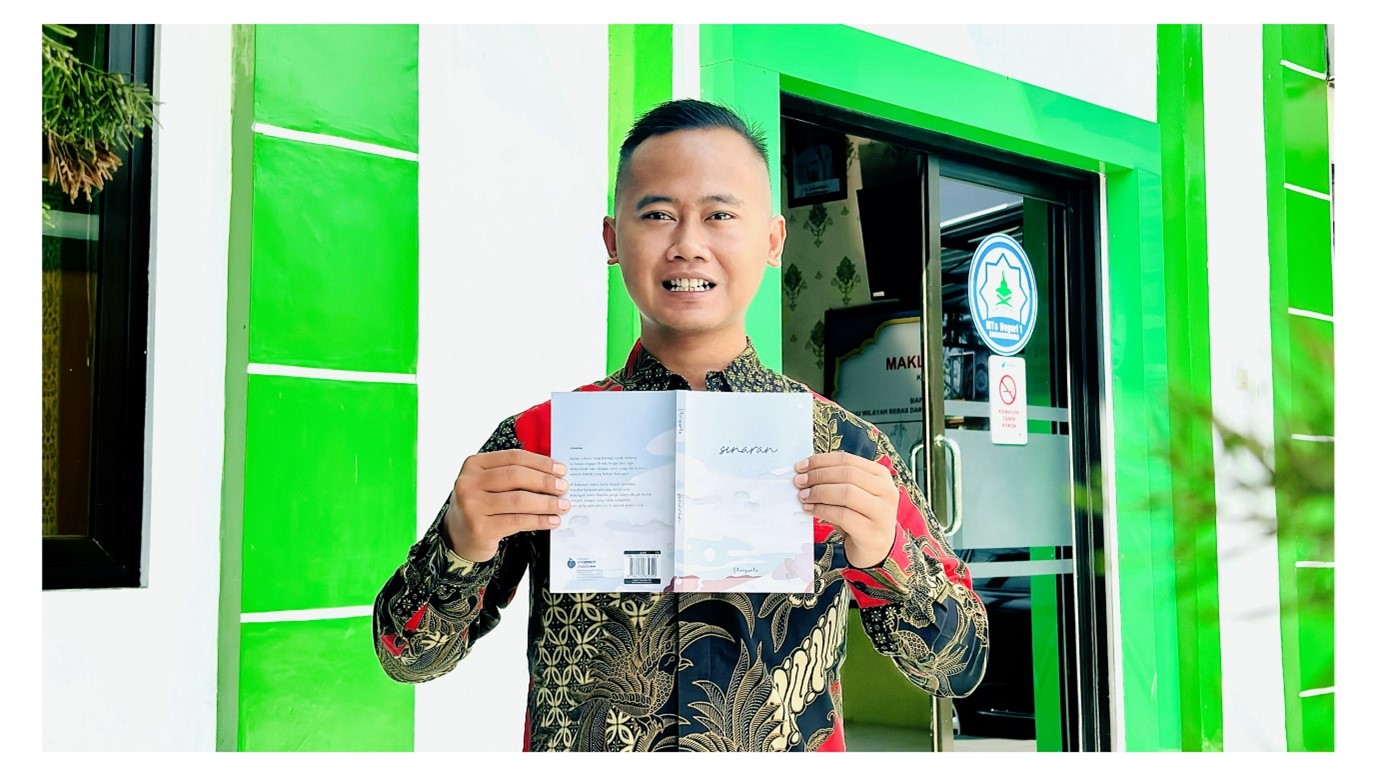 Fitriyanto Terbitkan Buku Puisi Solo ke-8 “Sinaran”, Bukti Konsistensi Literasi di MTsN 1 Banjarnegara