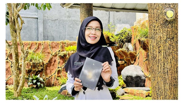 Guru MTs Negeri 1 Banjarnegara Terbitkan Buku Puisi Solo Kedua Berjudul “Azimat”