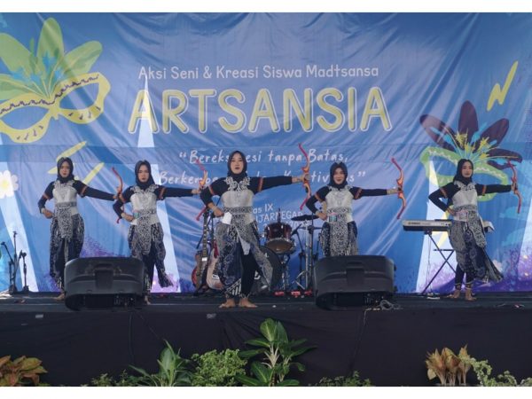 Tiga Belas Kelompok Tari Tampil Spektakuler di Ajang ARTSANSIA MTs Negeri 1 Banjarnegara
