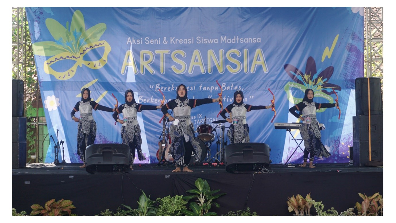 Tiga Belas Kelompok Tari Tampil Spektakuler di Ajang ARTSANSIA MTs Negeri 1 Banjarnegara