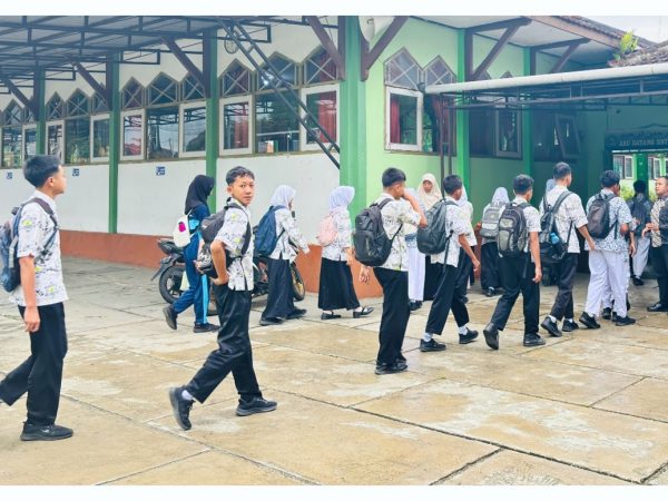 Tim Kesiswaan Madtsansa Pantau Kedisiplinan Siswa Saat Penyambutan Kedatangan