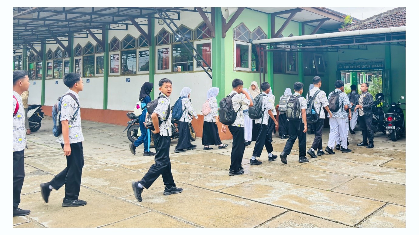 Tim Kesiswaan Madtsansa Pantau Kedisiplinan Siswa Saat Penyambutan Kedatangan
