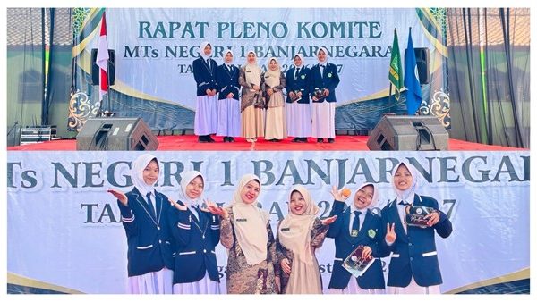 Empat MC Muda Madtsansa Sukses Pandu Rapat Pleno Komite dengan Konsep Bilingual Empat MC Muda Madtsansa Sukses Pandu Rapat Pleno Komite dengan Konsep Bilingual