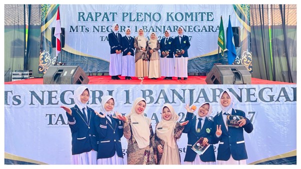 Empat MC Muda Madtsansa Sukses Pandu Rapat Pleno Komite dengan Konsep Bilingual