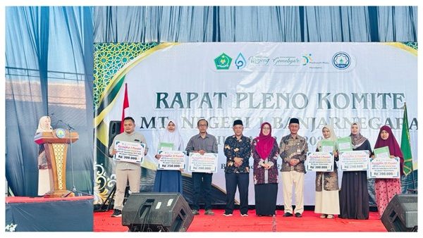 Enam Murid Madtsansa Raih Penghargaan Prestasi Akademik, Catat Rata-Rata Nilai Rapor Tertinggi Enam Murid Madtsansa Raih Penghargaan Prestasi Akademik, Catat Rata-Rata Nilai Rapor Tertinggi