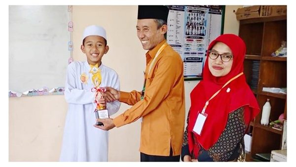 Guru Bahasa Arab MTs Negeri 1 Banjarnegara Didaulat Jadi Juri Pidato Bahasa Arab Porseni MI 2026 Kecamatan Madukara Guru Bahasa Arab MTs Negeri 1 Banjarnegara Didaulat Jadi Juri Pidato Bahasa Arab Porseni MI 2026 Kecamatan Madukara
